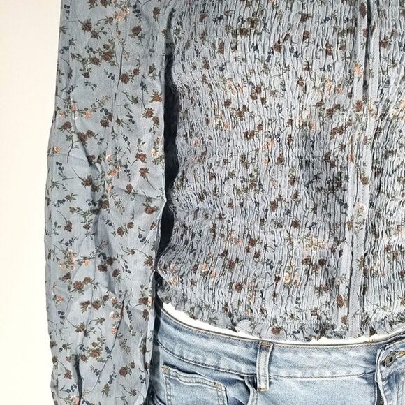 Very Demure, very cutesy Blue Floral Smocked Cropped Blouse - Picture 3 of 5